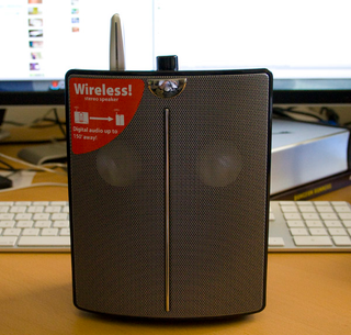 Illustration for article titled Lightning Review: EOS Wireless iPod Dock/Speaker System Gets Sound To Every Room Cheaply And Easily
